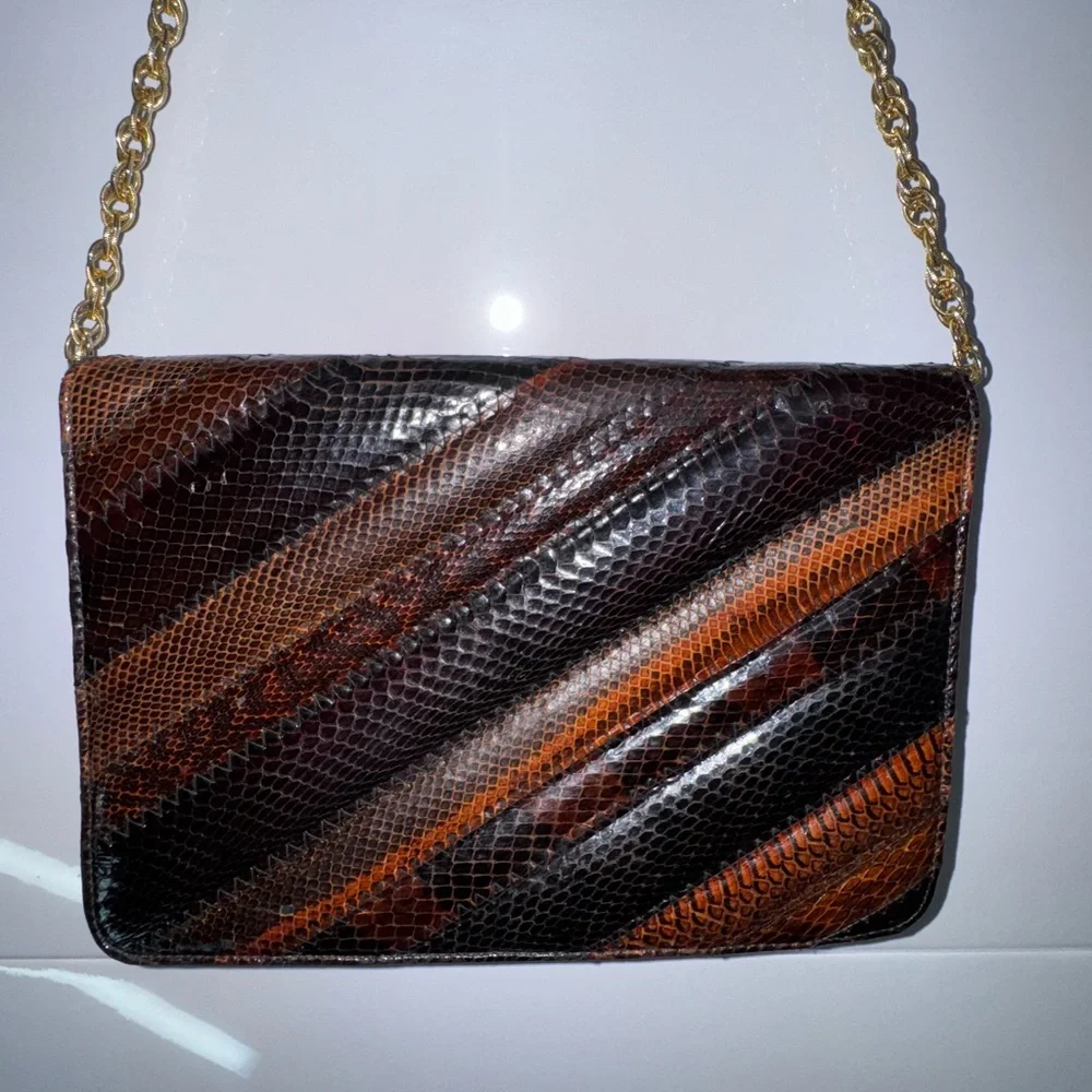 Elegant Snakeskin Shoulder Bag with Chain Strap
